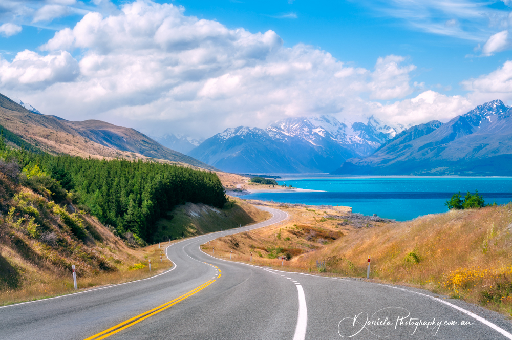 Spectacular winding road along Lake Pukaki in Mount Cook NP
